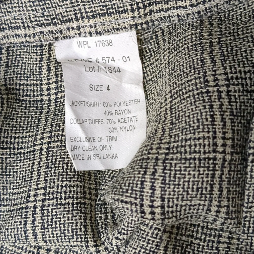 Gray plaid skirt in Women's size 4 - Picture 8 of 8